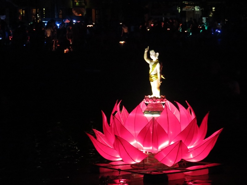 Đêm phố cổ rằm 14 tháng Tư âm lịch trong mùa lễ Phật Đản ở Hội An