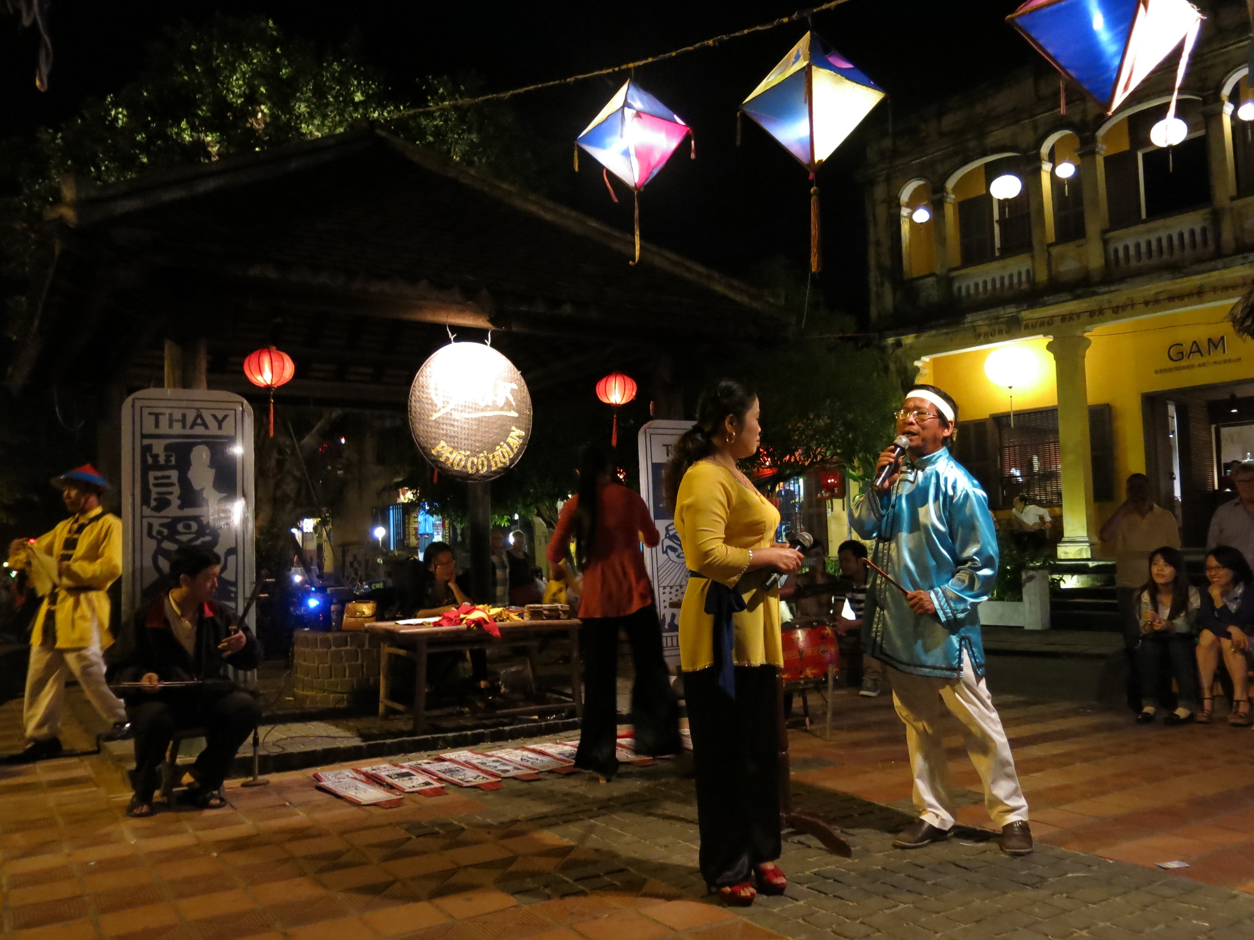  Biểu diễn âm nhạc đường phố và các trò chơi dân gian ở Hội An thu hút du khác