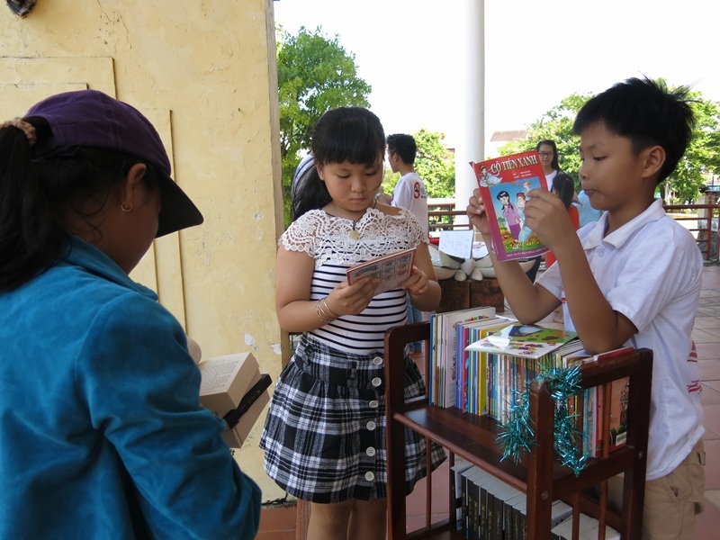  Các em tự tìm những cuốn sách ưng ý và bắt đầu đến với thế giới sách từ Không gian đọc