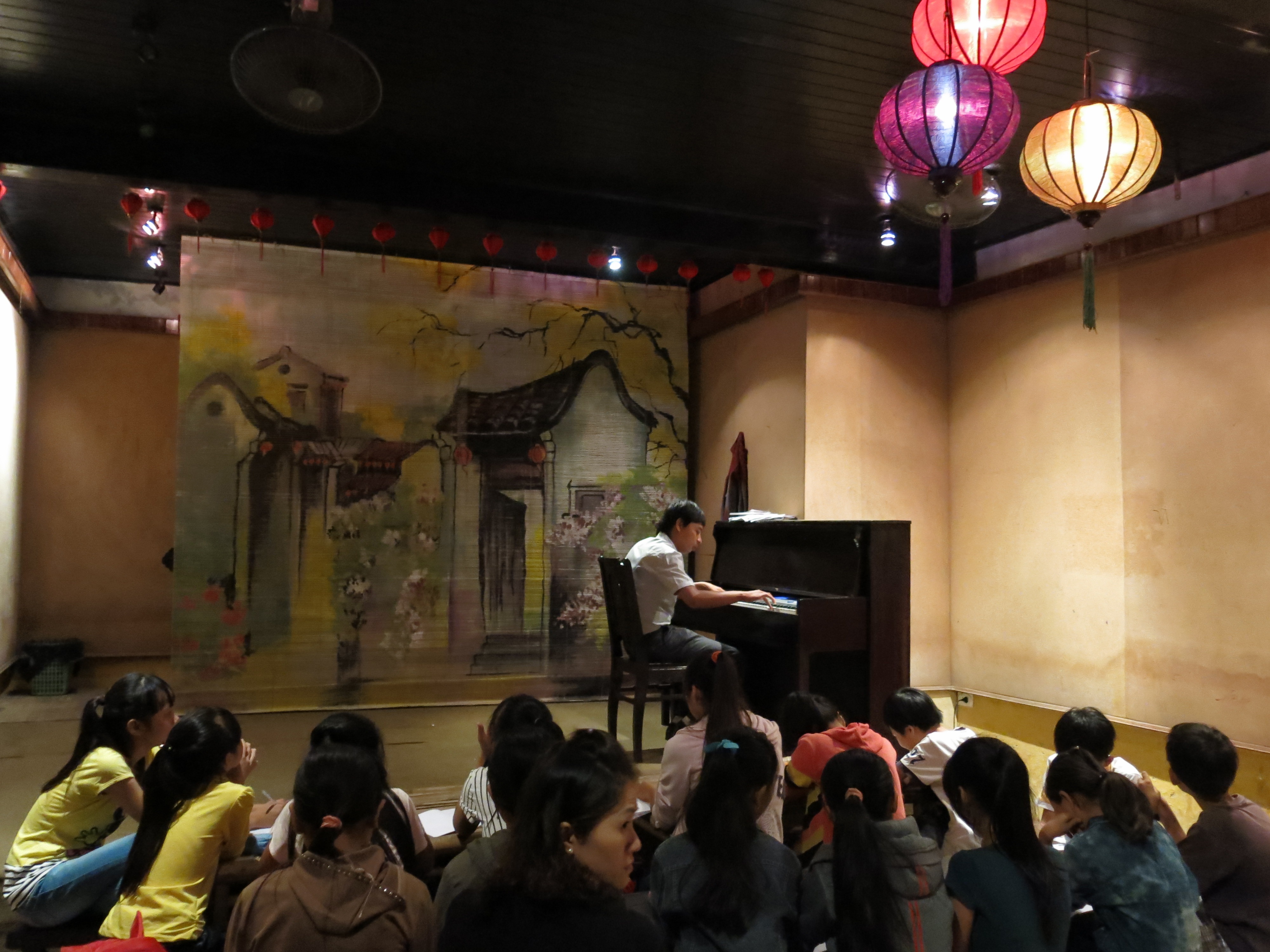  Biểu diễn âm nhạc đường phố và các trò chơi dân gian ở Hội An thu hút du khác