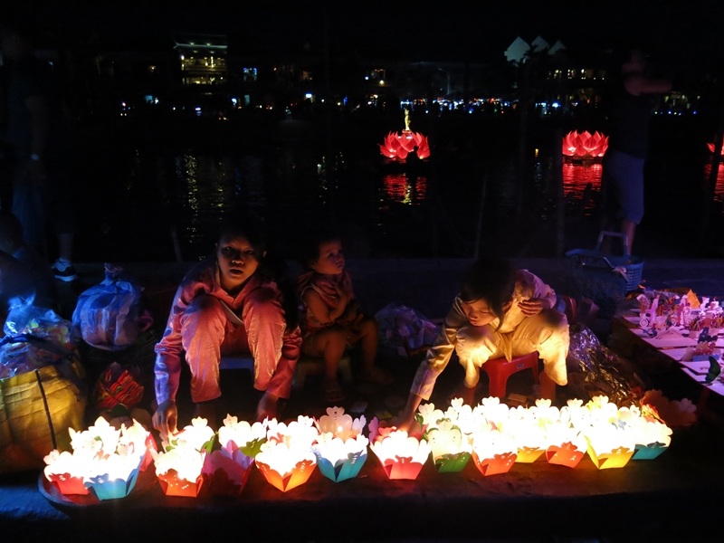 Thả hoa đăng cầu an trong lễ Phật Đản