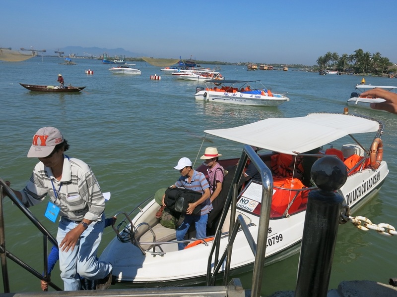 Các cano cao tốc đưa khách ra đảo hoạt động hết công suất liên tục trong suốt kỳ lễ