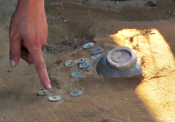  Các hiện vật ban đầu được tìm thấy trong đợt khai quật