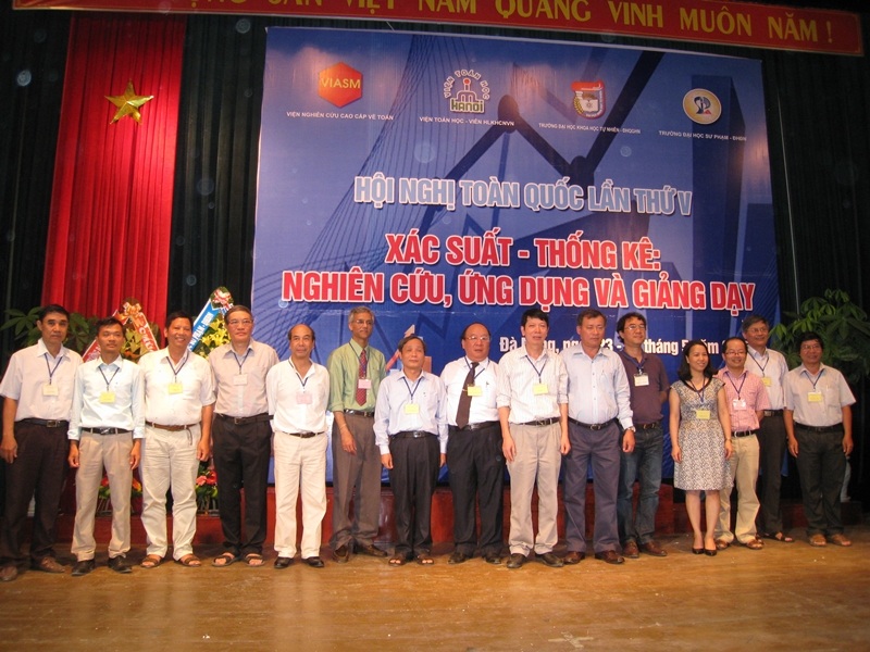 Các nhà nghiên cứu, nhà khoa học... về dự hội nghị.