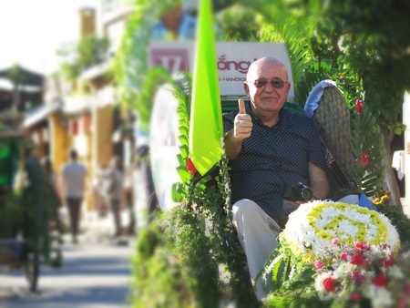 Đi xích lô là một trong những trải nghiệm nên có nhất khi đến Việt Nam theo tạp chí du lịch của Mỹ