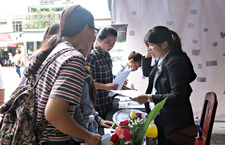 Sinh viên nghe tư vấn các kỹ năng nghiệp vụ tại Ngày hội