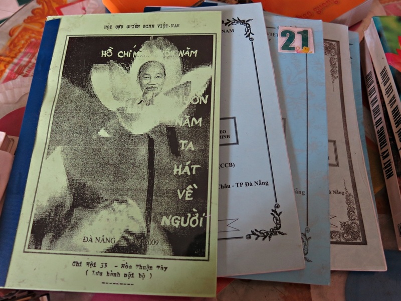 Mỗi năm, cụ Dân tập hợp những tư liệu cụ ghi chép được thành một quyển.