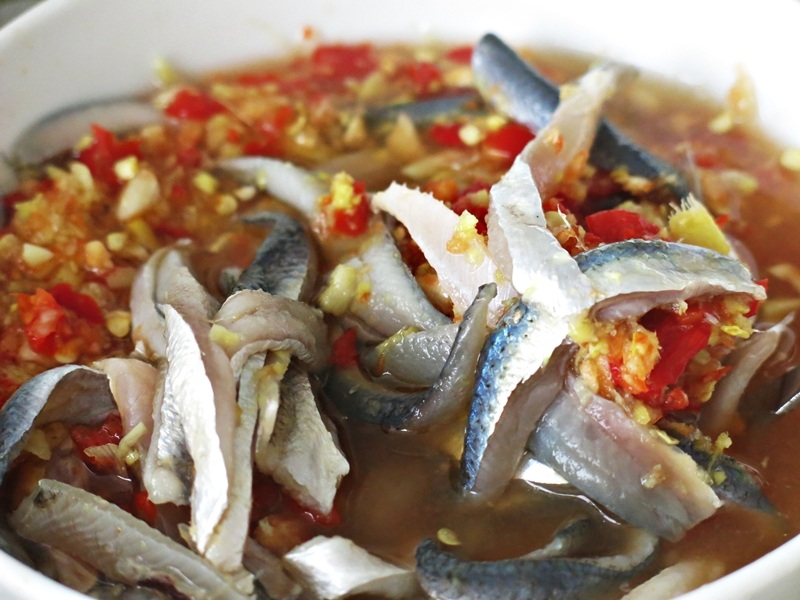 Nước mắm Nam Ô góp phần làm nên hương vị món gỏi cá ngon trứ danh ở làng ven biển Đà thành này