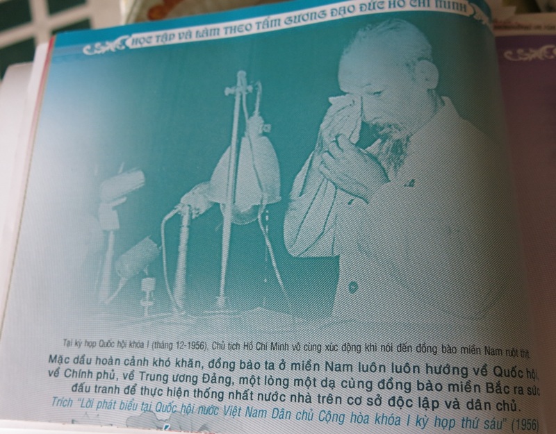 Cụ Nguyễn Dần, năm nay 102 tuổi, vẫn hàng ngày sưu tầm, ghi chép tư liệu về Bác Hồ