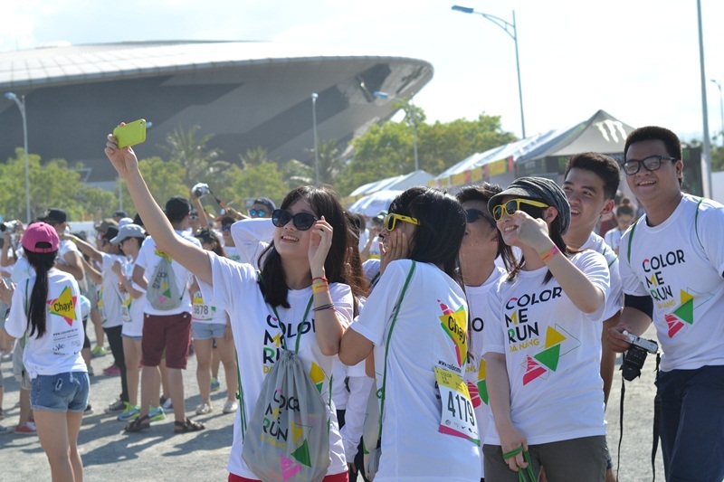  Không quên ghi hình kỷ niệm mùa hè sắc màu ở Đà thành