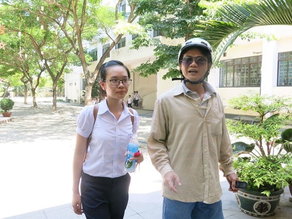 Phụ huynh vào tận trường đón con em về sau buổi thi