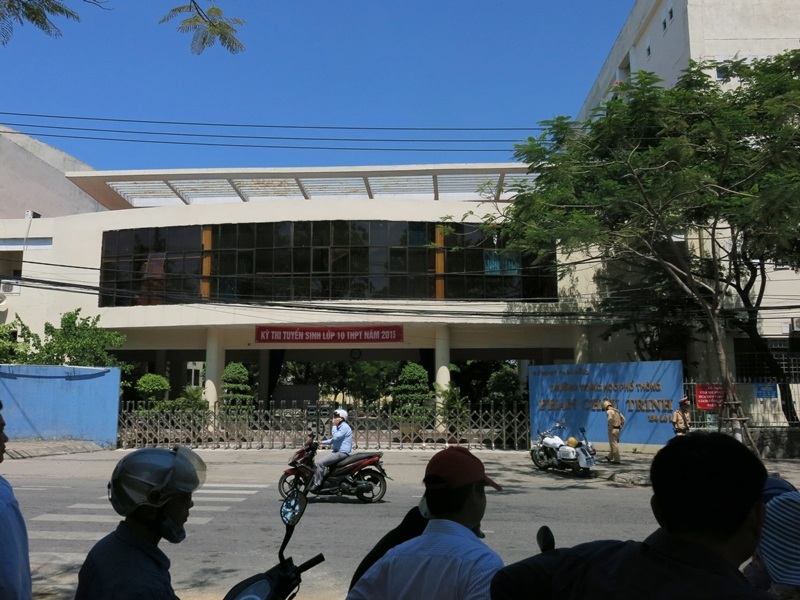 Phụ huynh đội nắng hàng giờ liền đợi con tan trường thi