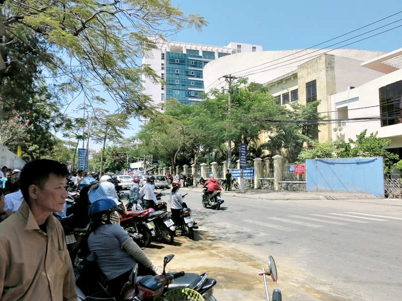 Phụ huynh đội nắng hàng giờ liền đợi con tan trường thi