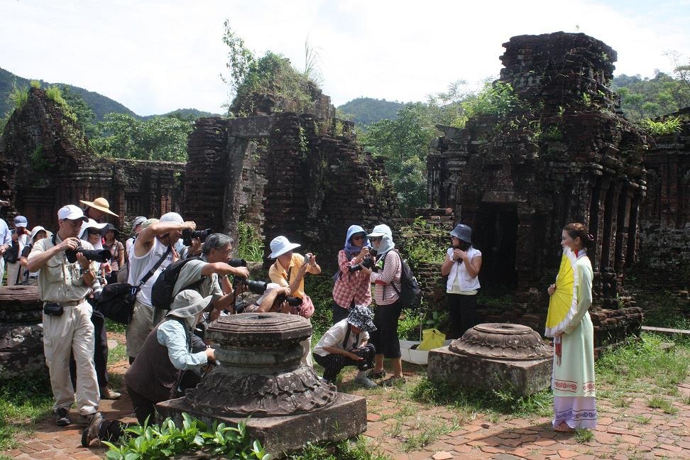 Lữ hành "không kịp trở tay" với thông báo tăng giá vé tham quan Mỹ Sơn - 1 Du khách tham quan Thánh địa Mỹ Sơn