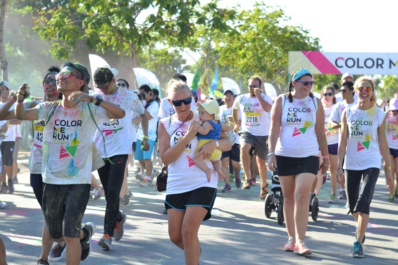 Du khách cùng gia đình hào hứng tham gia sự kiện