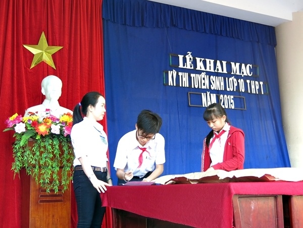 Đại diện thí sinh kiểm tra niêm phong đề thi