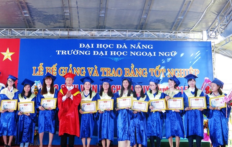 Các tân cử nhân vừa nhận bằng tốt nghiệp ĐH Ngoại ngữ Đà Nẵng