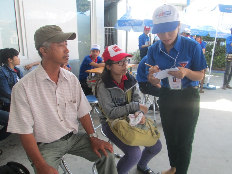  Tình nguyện viên hỗ trợ thí sinh và người nhà tại Bến xe Đà Nẵng