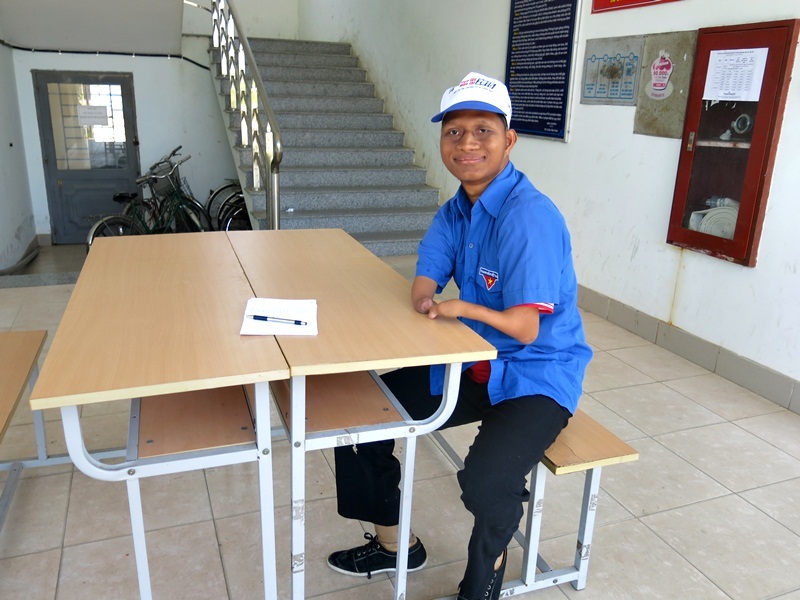 Tình nguyện viên tiếp sức mùa thi Nay Djrueng - sinh viên Trường CĐ Công nghệ thông tin Đà Nẵng.