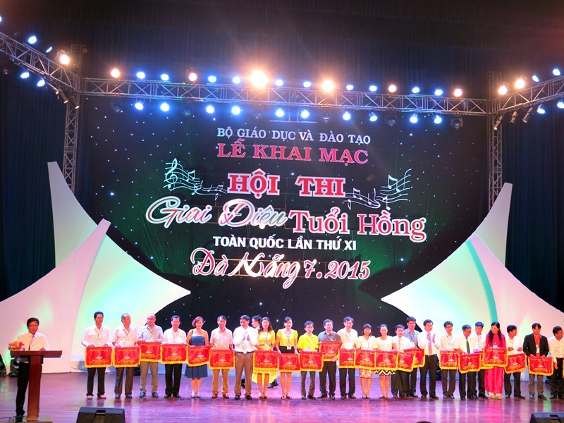 Đại diện đoàn các tỉnh, thành có học sinh tham dự Hội thi nhận cờ lưu niệm của Ban Tổ chức