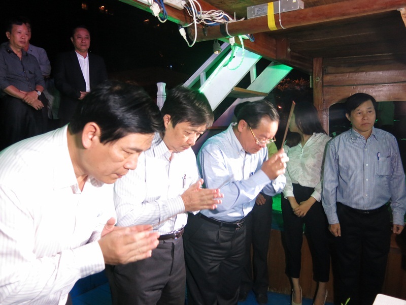 Gia đình đưa tro cốt cố nhạc sỹ về với sông Hàn theo di nguyện của người đã khuất