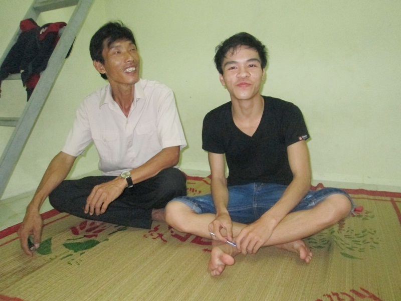 Thí sinh Nguyễn Văn Ý và bố của một người bạn ở cùng phòng trọ thi THPT quốc gia.