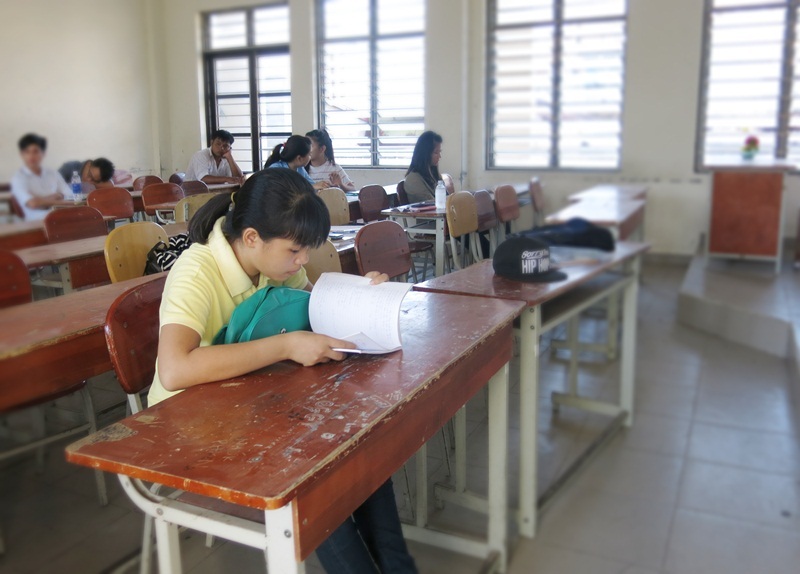 Ráng xem lại bài vở trước buổi thi. (Ảnh: Khánh Hiền)