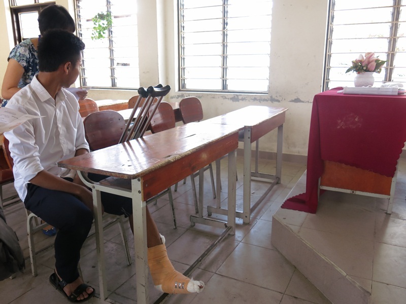 Dù phải chống nạng đi thi, nhưng thí sinh Trung vẫn khá thoải mái trước buổi thi môn Toán