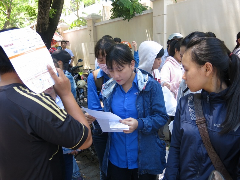 Thí sinh cùng người nhà xem lại bài thi môn Toán