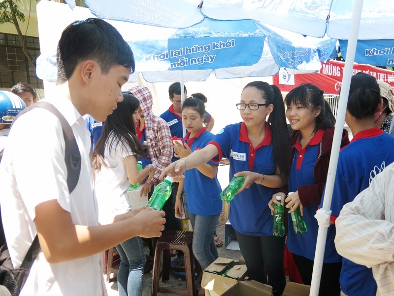 Các tình nguyện viên chuẩn bị sẵn nước uống đóng chai tiếp sức thí  sinh ngay sau buổi thi