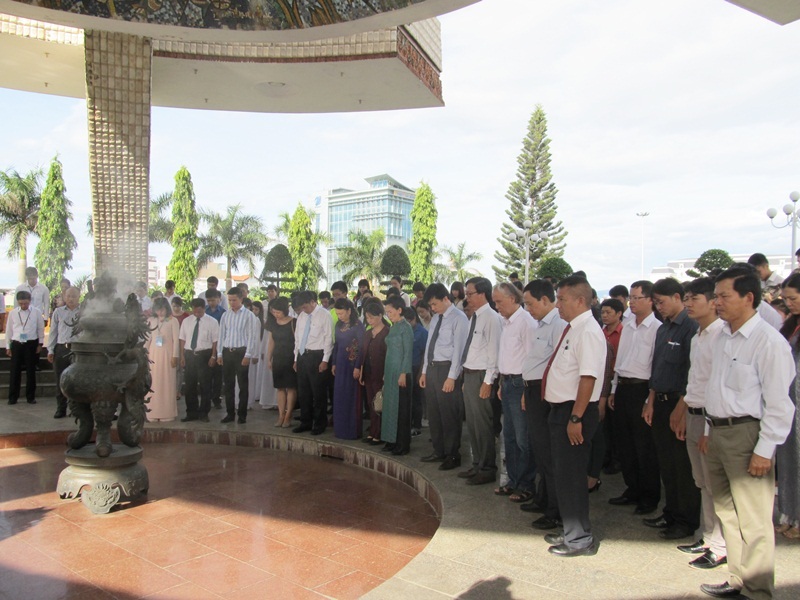 Học sinh 3 miền dâng hương tưởng niệm các anh hùng liệt sĩ