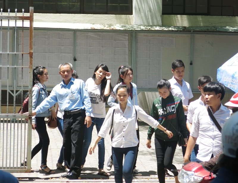 Nắng nóng gay gắt đến cuối ngày, nhưng vẻ mặt thí sinh khá tươi tỉnh sau buổi thi môn Tiếng Anh