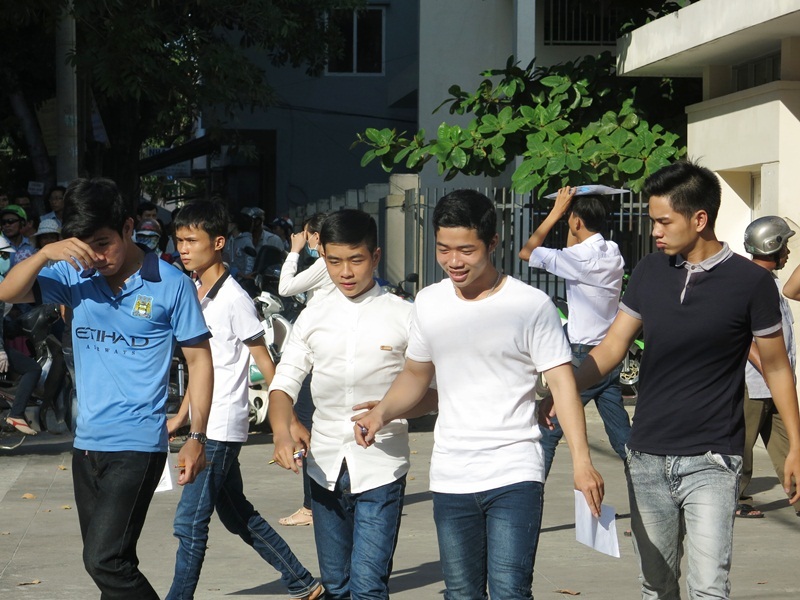 Nhiều thí sinh được hỏi nhận định đề thi môn Tiếng Anh vừa sức. (Ảnh: Khánh Hiền)