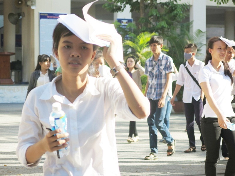 Thí sinh kết thúc buổi thi môn Văn trong thời tiết nắng nóng gay gắt ở Đà Nẵng