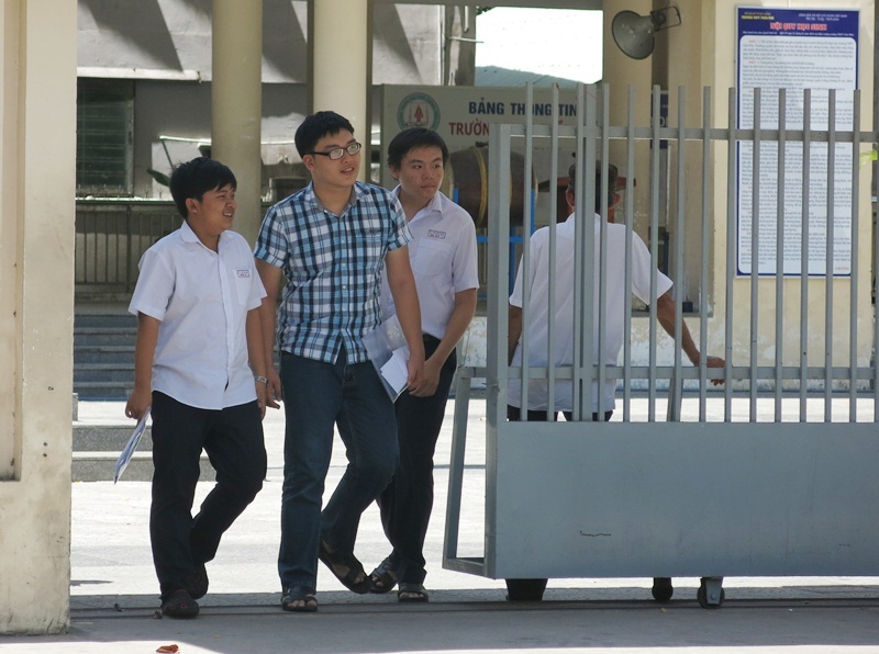 Thí sinh kết thúc buổi thi môn Văn trong thời tiết nắng nóng gay gắt ở Đà Nẵng