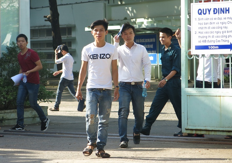 Các thí sinh vừa hoàn tất buổi thi môn Vật lý tại Đà Nẵng.