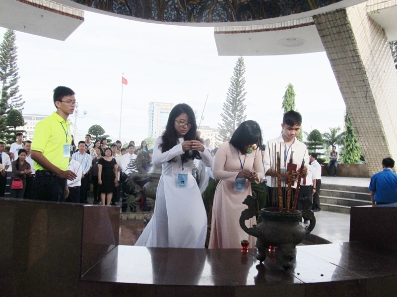 Học sinh 3 miền dâng hương tưởng niệm các anh hùng liệt sĩ