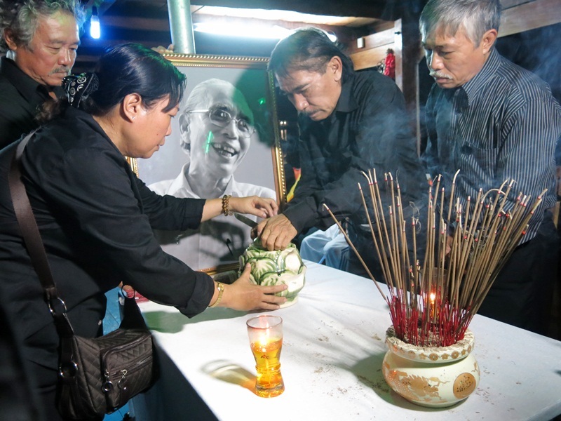 Gia đình đưa tro cốt cố nhạc sỹ về với sông Hàn theo di nguyện của người đã khuất