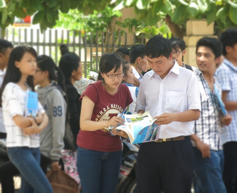 Thí sinh trao đổi về bài làm sau buổi thi môn Địa lý (Ảnh: Khánh Hiền)