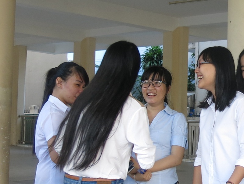 Các thí sinh tại Đà Nẵng chia sẻ thú vị với các câu hỏi mở trong đề thi Lịch sử. (Ảnh: Khánh Hiền)