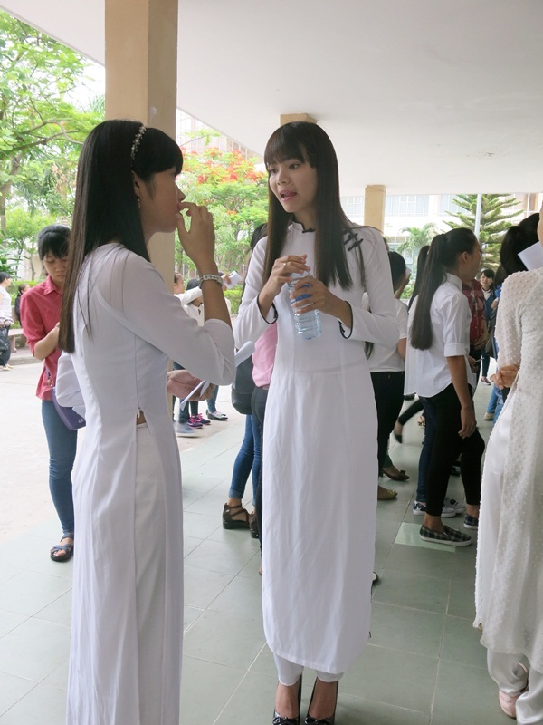 Thí sinh thướt tha áo dài đi thi năng khiếu