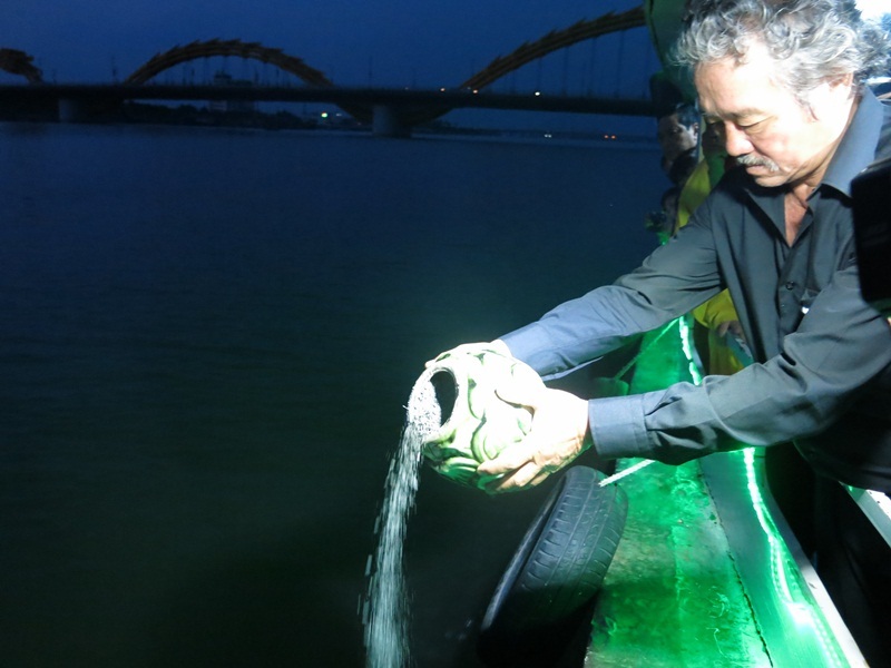 Gia đình đưa tro cốt cố nhạc sỹ về với sông Hàn theo di nguyện của người đã khuất