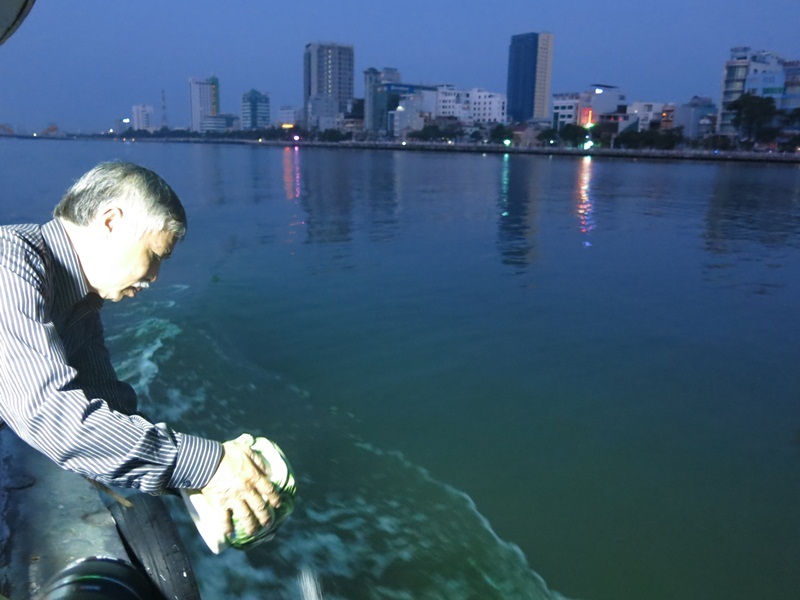 Gia đình đưa tro cốt cố nhạc sỹ về với sông Hàn theo di nguyện của người đã khuất