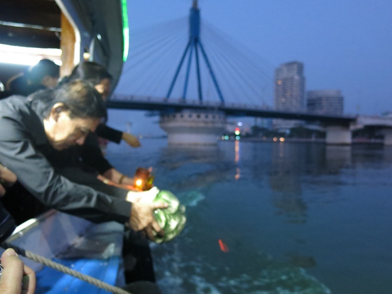 Gia đình đưa tro cốt cố nhạc sỹ về với sông Hàn theo di nguyện của người đã khuất