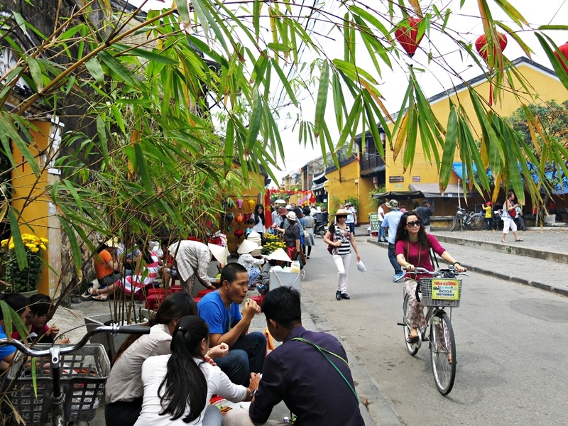 Du khách tham quan phố cổ Hội An (Quảng Nam)