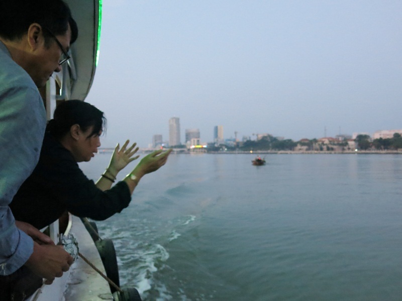 Gia đình đưa tro cốt cố nhạc sỹ về với sông Hàn theo di nguyện của người đã khuất