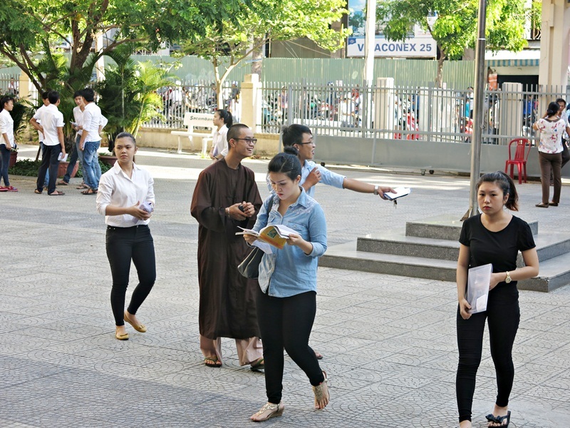 Thí sinh đến trường thi từ rất sớm