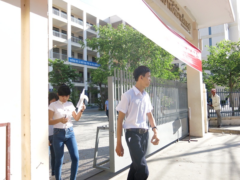 Thí sinh vừa hoàn tất ngày thi đầu tiên tại Đà Nẵng. (Ảnh: Khánh Hiền)