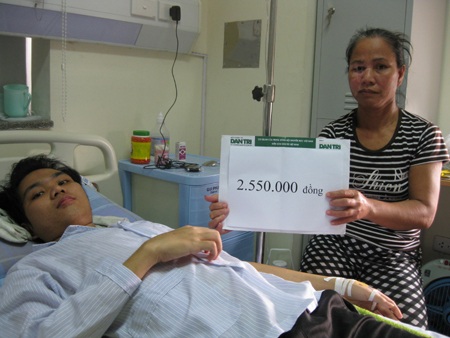 Trao hơn 70 triệu đến bé Lê Tuấn Thành bị ung thư máu - 2 Trao hơn 70 triệu đến bé Lê Tuấn Thành bị ung thư máu - 2