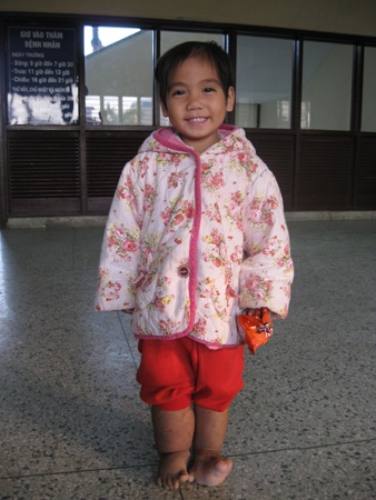 Cô bé "chân voi"nhận quà bạn đọc Dân trí - 1 Cô bé "chân voi"nhận quà bạn đọc Dân trí - 1